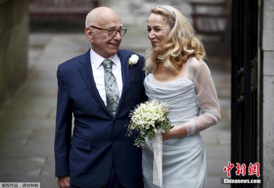当地时间2016年3月5日，英国伦敦，现年84岁的传媒大亨默多克与名模女友杰丽·霍尔完婚，正式步入人生的第四段婚姻。俩人的婚礼是在英国伦敦的一个教堂内完成，出席婚礼的都是亲朋好友，有趣的是婚礼上充当伴娘团的不是别人，正是俩人的6个女儿。