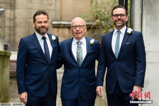 当地时间2016年3月5日，英国伦敦，现年84岁的传媒大亨默多克与名模女友杰丽・霍尔完婚，正式步入人生的第四段婚姻。俩人的婚礼是在英国伦敦的一个教堂内完成，出席婚礼的都是亲朋好友，有趣的是婚礼上充当伴娘团的不是别人，正是俩人的6个女儿。