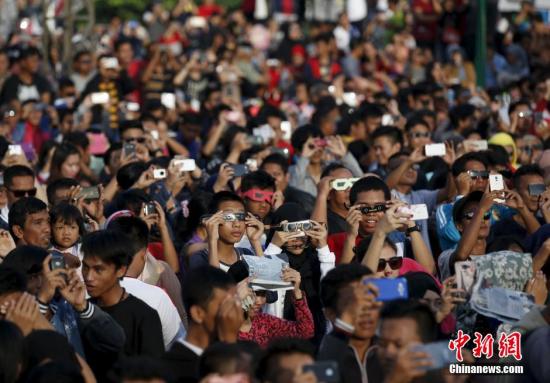 当地时间2016年3月9日，印尼巴邻旁，民众聚集穆西河畔，等待观看日全食。一场精彩绝伦的日全食将现身天宇。本次全食带起始于印度洋东北部，经过<a href=