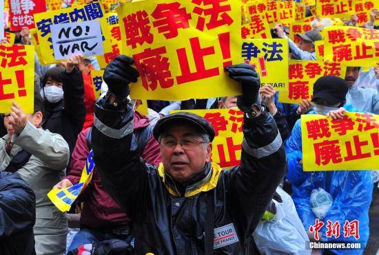 3月19日，大批日本民众冒雨汇聚东京市中心的日比谷公园举行集会，强烈要求废除以解禁集体自卫权为核心内容的一系列新安保法。 王健 摄