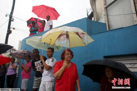 古巴民众冒雨迎接奥巴马。