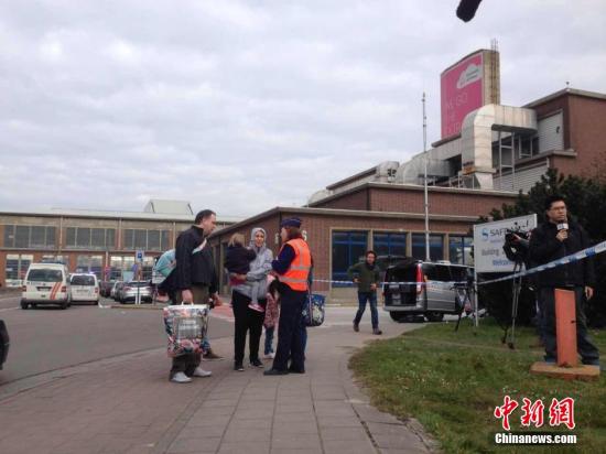 当地时间3月22日，比利时布鲁塞尔机场发生爆炸后，比利时警方紧急采取特殊预案，疏散在机场内的乘客和工作人员。<a target='_blank' href='http://www.chinanews.com/'><p  align=