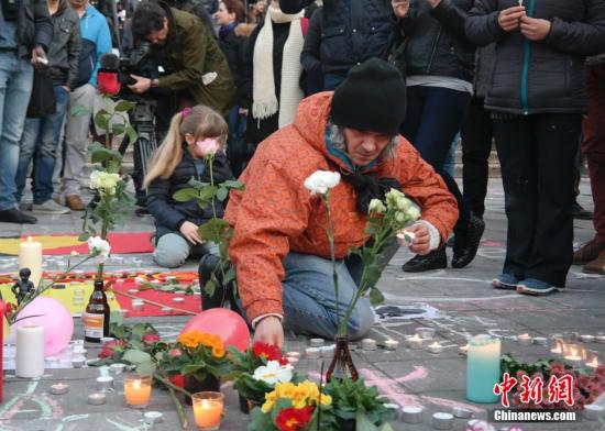 3月22日，比利时首都布鲁塞尔国际机场和欧盟总部附近的马尔贝克地铁站发生爆炸，伤亡人数不断攀升。当天下午，布鲁塞尔民众自发前往市中心悼念恐袭<a href=