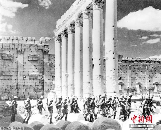 1979年，这座集叙利亚、阿拉伯、希腊、罗马风格为一体的古城，被列入世界遗产名录。图为1941年8月二战期间，英国军队进入帕尔米拉。