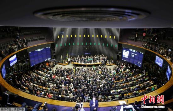 当地时间4月18日，巴西众议院通过对总统罗塞夫的弹劾案。图为投票现场。