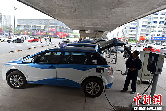资料图：电动汽车在充电桩旁充电。<a target='_blank' href='http://www.chinanews.com/'>中新社</a>记者 武俊杰 摄
