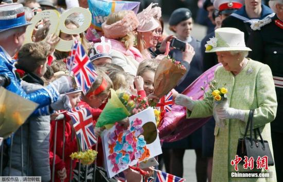 当地时间4月21日，英国温莎，伊丽莎白女王迎来90岁生辰，收到鲜花和卡片祝福。