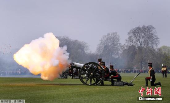 当地时间4月21日，英国伦敦皇家骑马炮兵团的国王仪仗队在当地海德公园内鸣响41声礼炮，庆祝英国女王伊丽莎白二世90大寿。