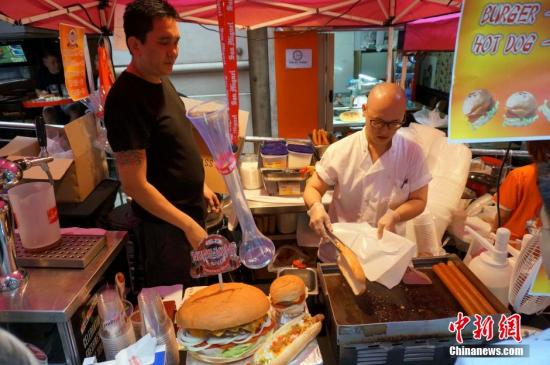 资料图：香港街头美食。中新社记者 洪少葵 摄