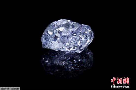 阿盖尔钻石矿，因出产了世界上最为出色的彩色钻石而举世闻名。世界上最大的粉钻——12.76克拉的“阿盖尔粉禧”也出自这里，每克拉估值100-200美元，而紫钻比红钻和粉钻更为稀有。图为原石。