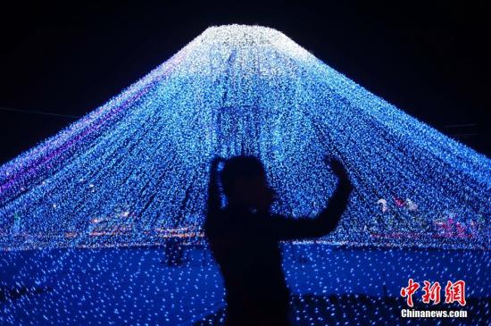资料图：女游客在日本富士山灯光模型前拍照。<a target='_blank' href='http://www.chinanews.com/'>中新社</a>记者 刘文华 摄