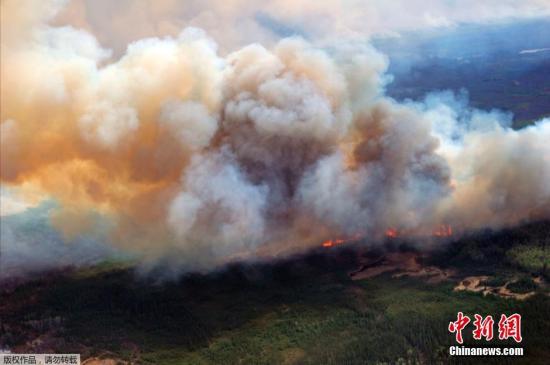 当地时间5月4日，加拿大阿尔伯塔省麦克默里堡，当地山火持续蔓延，浓烟滚滚。