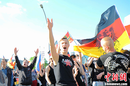 5月7日，德国柏林上千右翼人士走上街头，游行集会抗议总理默克尔的政策并打出要求默克尔下台的口号。 /p中新社记者 彭大伟 摄