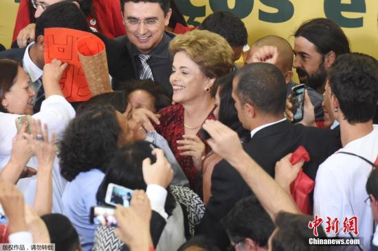 当地时间5月9日，巴西总统罗塞夫出席活动，与支持者频繁互动。