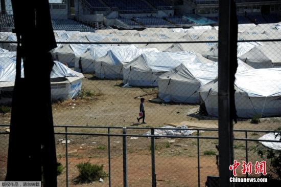 当地时间2016年5月10日，希腊雅典，超过3500名难民在前奥林匹克曲棍球中心避难，这些难民主要来自阿富汗。