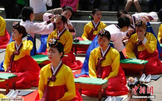 資料圖：韓國一年一度的“成年日”，女高中生舉行傳統成年禮儀式。