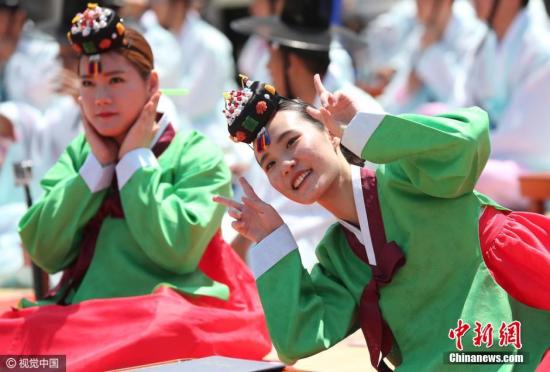 资料图：韩国一年一度的“成年日”，女高中生举行传统成年礼仪式。图片来源：视觉中国