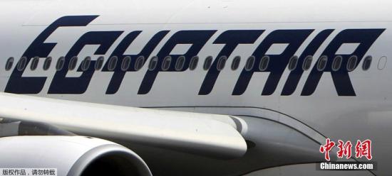 据外媒报道，埃及航空公司一架从巴黎飞往开罗的飞机当地时间5月19日凌晨在雷达上消失，机上载有66人。客机是在距离埃及领空还有80英里的空中失联的。据悉，该客机为埃及航空公司MS804，机型为空客A320。图为2013年9月5日，埃航客机停泊在开罗机场。