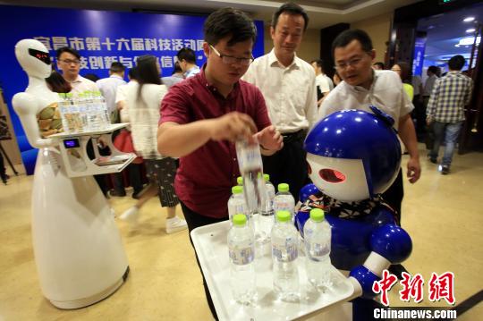 机器人“横行”北京科博会 正走入日常生活领域