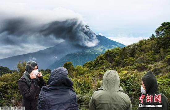 当地时间2016年5月20日，哥斯达黎加卡塔戈，位于哥斯达黎加中部的图里亚尔瓦火山、再次喷发，哥首都圣何塞被大量火山灰笼罩，导致多家航空公司推迟、取消进出港航班，部分航班改降其他机场甚至返航。据哥斯达黎加地震火山监测中心消息，当地时间5月20日7时27分，图里亚尔瓦火山口喷出大量火山灰、气体和热岩屑，火山灰喷发柱高达3000米。中午12时38分，火山再次喷发，规模与早上喷发时相当。
