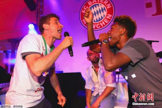 当地时间5月22日，拜仁球员举办德国杯夺冠庆典，穆勒与阿拉巴倾情献声，对飙歌曲，现场气氛欢乐不已。
