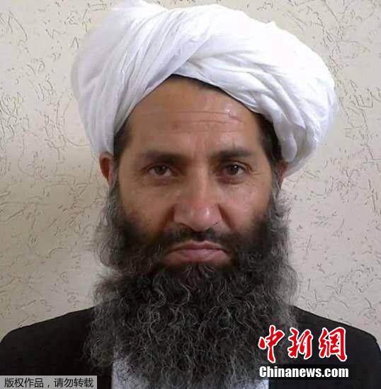 阿富汗塔利班最高领导人阿洪扎达初次公布出面 当场重兵把守