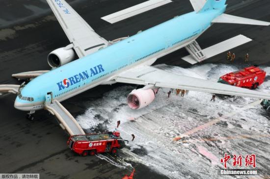 当地时间5月27日，据日本NHK电视台报道，东京羽田机场一架大韩航空公司客机起飞前左侧机翼突然起火，冒出白烟。目前机上乘客及机组人员共319人已用应急滑梯疏散至地面，暂无人员受伤报告。该航班原计划从东京飞往首尔。