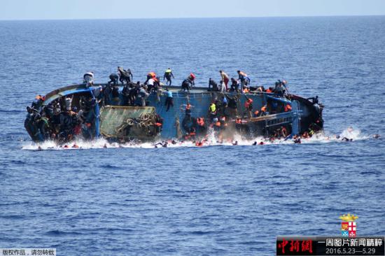 当地时间5月25日，利比亚近海海域，一艘满载难民的船只即将倾覆，船上的难民纷纷跳海逃生。意大利海军方面透露，至少7名难民因超载偷渡船侧翻溺毙。海军称，目前已经有至少有500名难民获救，随着救援行动的进行，死亡人数可能会进一步上升。