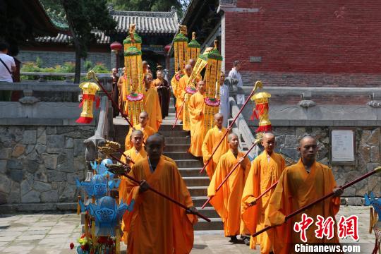 少林寺举行世界传灯大典 10余国驻华使节受邀