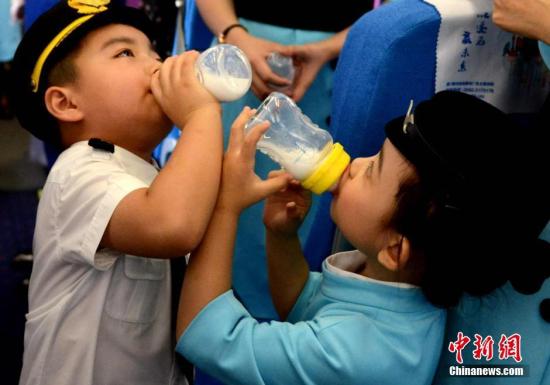 资料图：图为两名儿童正在喝牛奶。 王东明 摄