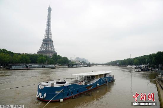 当地时间6月1日，法国巴黎，连绵不断的雨势导致塞纳河经首都巴黎的一段决堤，暴涨的河水使得河岸步道已不见踪迹。欧洲北部从5月底开始受暴风雨侵袭，并发生多起雷击事故。