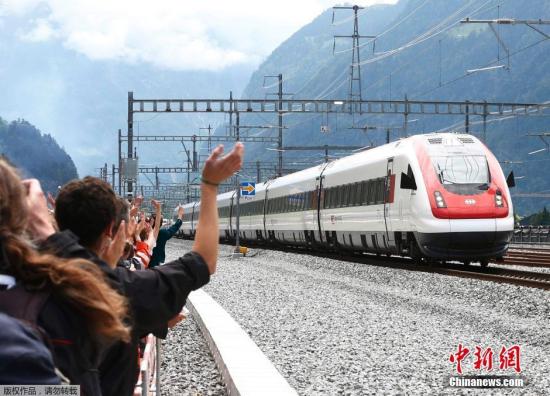 当地时间6月1日，瑞士圣哥达基线铁路隧道(Gotthard-Basistunnel)正式宣布通车。作为全球目前最长的铁路隧道，该隧道总长度达到57公里。这条隧道建设用时达17年之久，共耗资120亿瑞士法郎(约合110亿欧元)。当天受邀搭乘通过该隧道的首列火车的外国领导人有德国总理默克尔、法国总统奥朗德、意大利总理伦齐等。