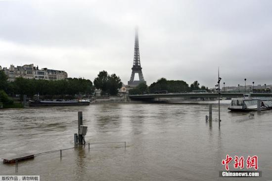 当地时间2016年6月1日，法国巴黎，塞纳河因暴雨水位上升，导致道路被淹，埃菲尔铁塔“被困”积水中。