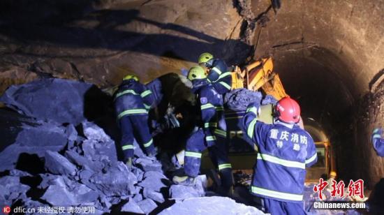 重庆沙坪坝一铁路隧道工地塌方 多人被困一人