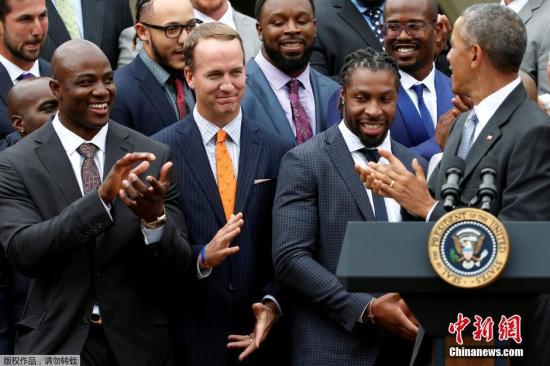 资料图：当地时间2016年6月6日，美国前总统奥巴马在白宫玫瑰园会见第50届超级碗冠军球队丹佛野马队，获赠44号球衣。