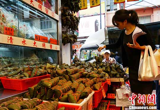 资料图：香港店铺出售粽子。<a target='_blank' href='http://www.chinanews.com/'>中新社</a>记者 洪少葵 摄