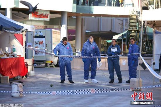 持刀男子闯悉尼郊区购物中心 警方开枪伤及路人 