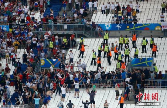 法国内政部长对马赛球迷群殴事件表示谴责 