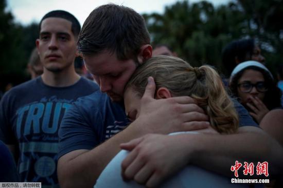 当地时间2016年6月12日，美国奥兰多，民众在当地悼念枪击案遇难者。美国佛罗里达州奥兰多市一家夜总会当天凌晨发生枪击事件，造成至少50人死亡、53人受伤。