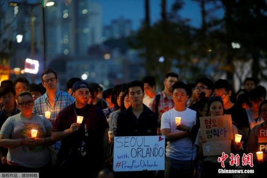6月13日，韩国首尔，民众烛光守夜，悼念美国奥兰多枪击案遇难者。