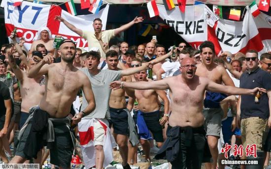 “酒精上脑”的英格兰球迷们亮出一身腱子肉。