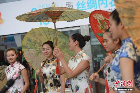 6月15日,正在成都举办的2016年成都时尚丝绸服装博览会上,来自成都某高校空乘等专业的大学生登上T台,穿上蜀绣制成的空乘服、旗袍等,演绎蜀绣韵味。张浪 摄 6月15日,正在成都举办的2016年成都时尚丝绸服装博览会上,来自成都某高校空乘等专业的大学生登上T台,穿上蜀绣制成的空乘服、旗袍等,演绎蜀绣韵味。张浪 摄