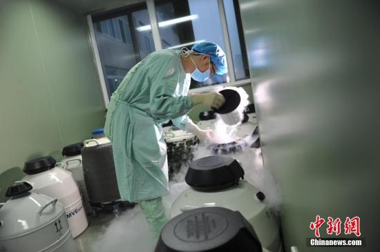 Embryos are kept in liquid nitrogen tanks in West China Second University Hospital in Southwest China's Sichuan Province, June 14, 2016.  (Photo/China News Service)