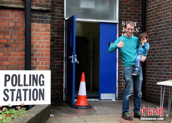 6月23日，英国举行决定是否脱离欧盟的全民公投。在伦敦的一个投票站，一名带小孩的选民投票后走出投票站。<a target='_blank' href='http://www.chinanews.com/'>中新社</a>记者 周兆军 摄