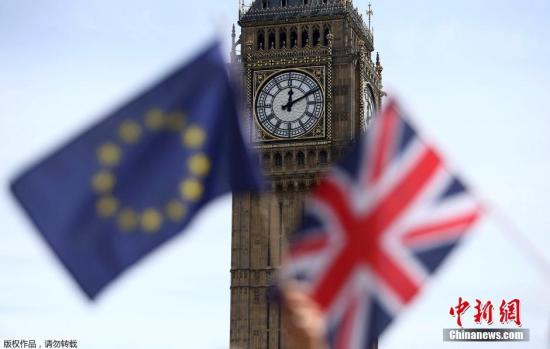 资料图：英国大本钟和英国、欧盟旗帜