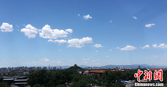 资料图：北京城区上空白云朵朵。中新社记者 杨可佳 摄