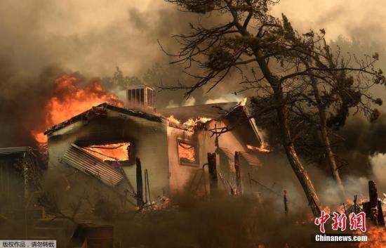 资料图：加州火灾房屋被大火吞噬