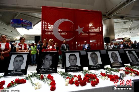 当地时间6月30日，土耳其伊斯坦布尔，机场爆炸案的遇难者亲友在阿塔图尔克机场举办悼念活动。