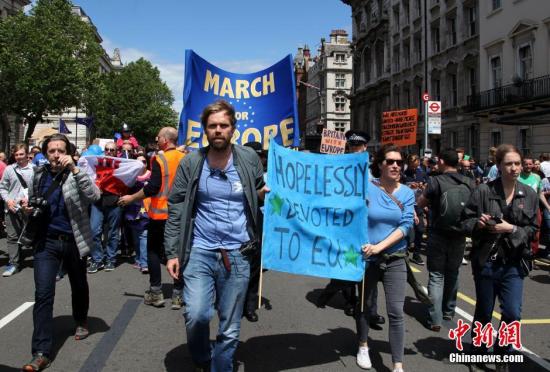 7月2日，英国大批民众在伦敦市中心举行示威游行，抗议英国脱离欧盟。组织者称，超过4万名示威者参加此次游行。 /p中新社记者 周兆军 摄