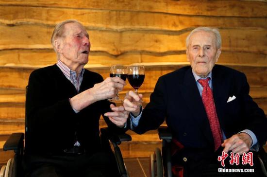 当地时间2016年7月4日，比利时圣马尔滕斯-拉特姆，世界最年长双胞胎Pieter和Paulus。他们将于7月8日庆祝103岁生日。